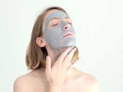 Amateur teen pleasing herself with mud