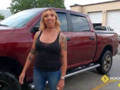 Video Roadside - Daisie Belle Flashes Her Ass And Big Tits For The Car Mechanic