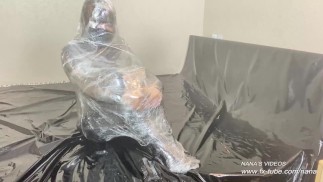Emballage en plastique et bondage sensuelle à plusieurs couches
