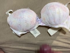 女子大生 20代JDの花柄ピンクブラジャーでオナニーして精子ぶっかけ - Screenshot 11 of 16 - Masturbate
