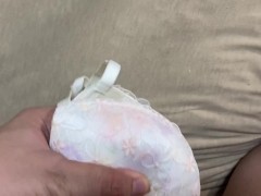 女子大生 20代JDの花柄ピンクブラジャーでオナニーして精子ぶっかけ - Screenshot 2 of 16 - Cum