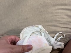 女子大生 20代JDの花柄ピンクブラジャーでオナニーして精子ぶっかけ - Screenshot 7 of 16 - Cum
