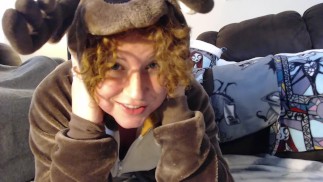 Candy Cane - Полностью натуральная рыжая в комбинезоне и нижнем белье с оленями наполняет киску и задницу леденцами