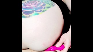 纹身的 BBW 有大圆屁股、振动的屁股塞、打屁股和漂亮的屁眼视图