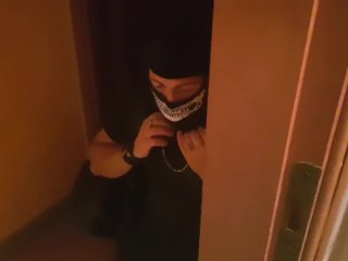 Entra in casa e trova lei in doccia