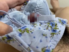 女子大生の青色花柄ブラジャーでチ○コを包んでオナニー　カップの中に大量射精！ - Screenshot 15 of 16 - Underwear