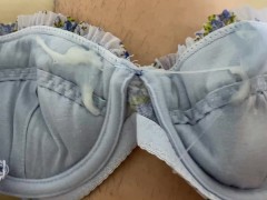 女子大生の青色花柄ブラジャーでチ○コを包んでオナニー　カップの中に大量射精！ - Screenshot 16 of 16 - Masturbate