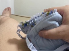 女子大生の青色花柄ブラジャーでチ○コを包んでオナニー　カップの中に大量射精！ - Screenshot 5 of 16 - Underwear