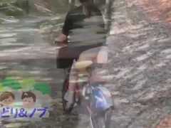 日本人女性がお尻丸出しの露出サイクリング - Screenshot 3 of 16 - Public Exposure