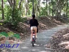 日本人女性がお尻丸出しの露出サイクリング - Screenshot 4 of 16 - Cycling