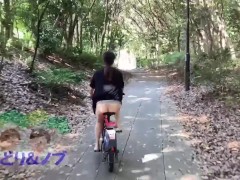 日本人女性がお尻丸出しの露出サイクリング - Screenshot 5 of 16 - Public Exposure