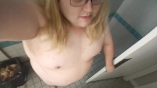 Naked passo fora do banheiro público Dare