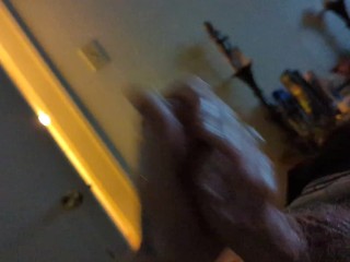 独自在家时抚摸我坚硬的鸡巴以获得快速坚果