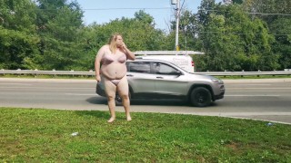 Trans / Sissy se disgrâce sur la rue publique en soutien-gorge et culotte