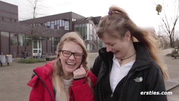 Deutsche Fraun Vergnügen sich in einer Bibliothek in Berlin