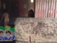 混浴温泉で男の人に見られながら入浴する素人女性 - Screenshot 10 of 16 - Petite