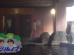 混浴温泉で男の人に見られながら入浴する素人女性 - Screenshot 13 of 16 - Mixed Bathing