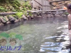 混浴温泉で男の人に見られながら入浴する素人女性 - Screenshot 3 of 16 - Public