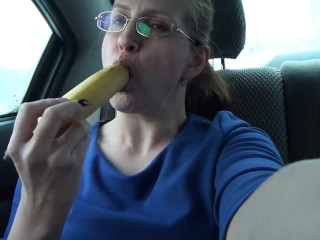 Enfoncer La Chatte à Peine Avec Une Banane Dans La Voiture / Public