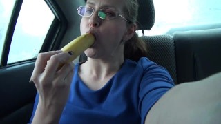 Putain De Chatte À Peine Avec Une Banane Dans La Voiture Publique