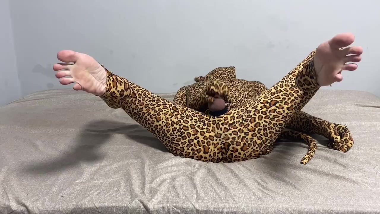 pervert cheetah masturbating and CUMMING on my wrinkled soles