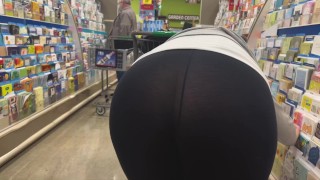 Enorme Booty Milf winkelen in doorzichtige leggings bij Walmart