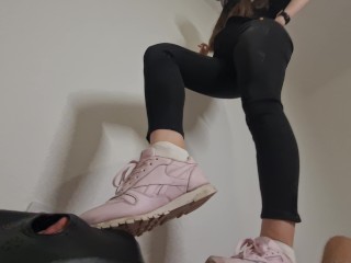 Trampling #87 Kus Mijn Sneakers Slaaf