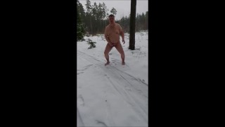 Masturbandose completamente desnudo en el bosque de invierno