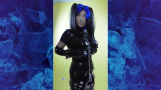 Kira Frost 11_Latexcatsuit met femmask en blauw haar 01