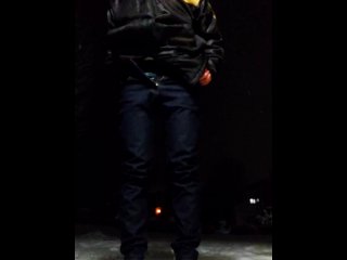 雪の降る公園で露出しました！