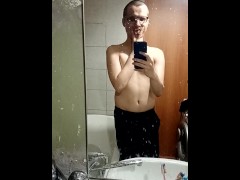 Красавчик с большим членом показывает себя в ванной - Screenshot 1 of 16 - Vanyokfilimonov