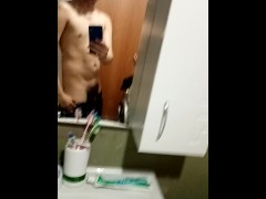 Красавчик с большим членом показывает себя в ванной - Screenshot 10 of 16 - Cuckold