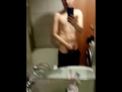 Красавчик с большим членом показывает себя в ванной - Screenshot 14 of 16 - Russian Cuckold