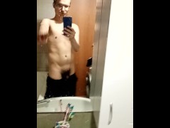 Красавчик с большим членом показывает себя в ванной - Screenshot 15 of 16 - Cuckold