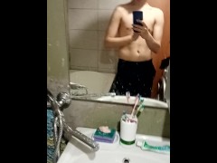 Красавчик с большим членом показывает себя в ванной - Screenshot 2 of 16 - Ugly