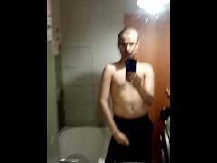 Красавчик с большим членом показывает себя в ванной - Screenshot 4 of 16 - Russian Cuckold