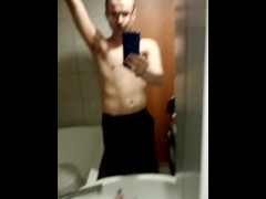 Красавчик с большим членом показывает себя в ванной - Screenshot 5 of 16 - Cuckold