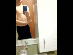 Красавчик с большим членом показывает себя в ванной - Screenshot 6 of 16 - Vanyokfilimonov
