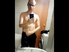 Красавчик с большим членом показывает себя в ванной - Screenshot 7 of 16 - Ugly