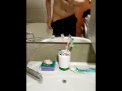 Красавчик с большим членом показывает себя в ванной - Screenshot 8 of 16 - Retard