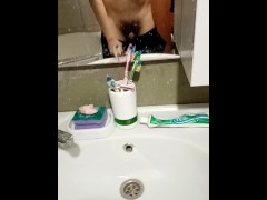 Красавчик с большим членом показывает себя в ванной - Screenshot 9 of 16 - Russian Cuckold