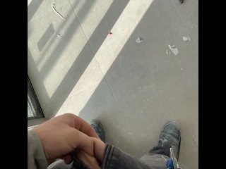 Парень мастурбирует