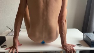 Vantaggio dell'home office: gioco anale sulla scrivania. Metti quel dildo nel culo.