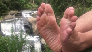 Queda de água molhada deixando minhas solas macias e enrugadas e meu pau duro - Manlyfoot Viagem na estrada