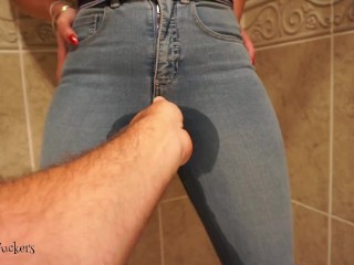 彼女のジーンズを放尿する妻