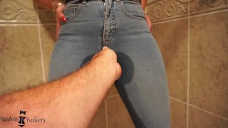 Vrouw pist in haar jeans