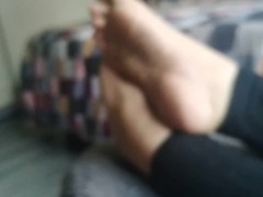 Video Shaking queen with wrinkled soles