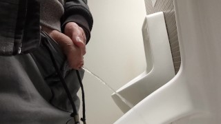 Парень писает в общественный туалет