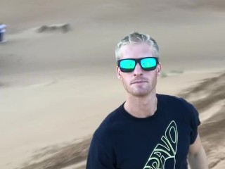 Блондинка Альфа в пустыне