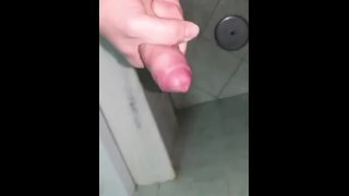 Un chico italiano de 19 años se corre en el baño de su tía